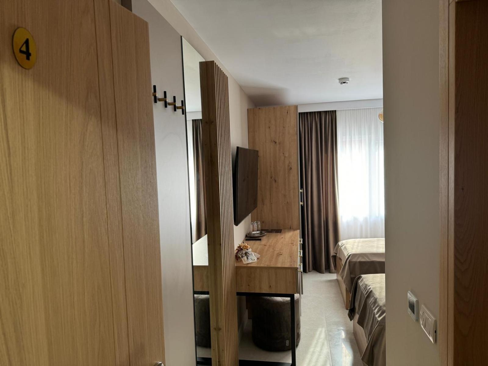 Pensiune Restaurant Pizzerie 2 Pauni Borşa Exteriör bild